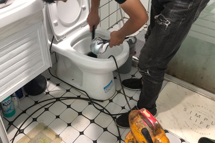 光泽马桶堵塞自己疏通还是找师傅?专业上门服务让你省时更省心